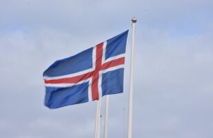 Við erum að fara til Íslands